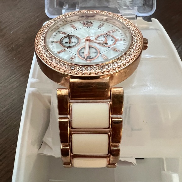 BELLA Fashion Watch - Picture 4 of 6